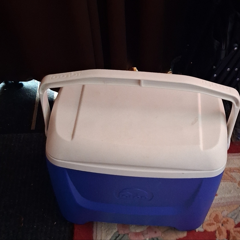 Igloo Classic Blue and White Cooler